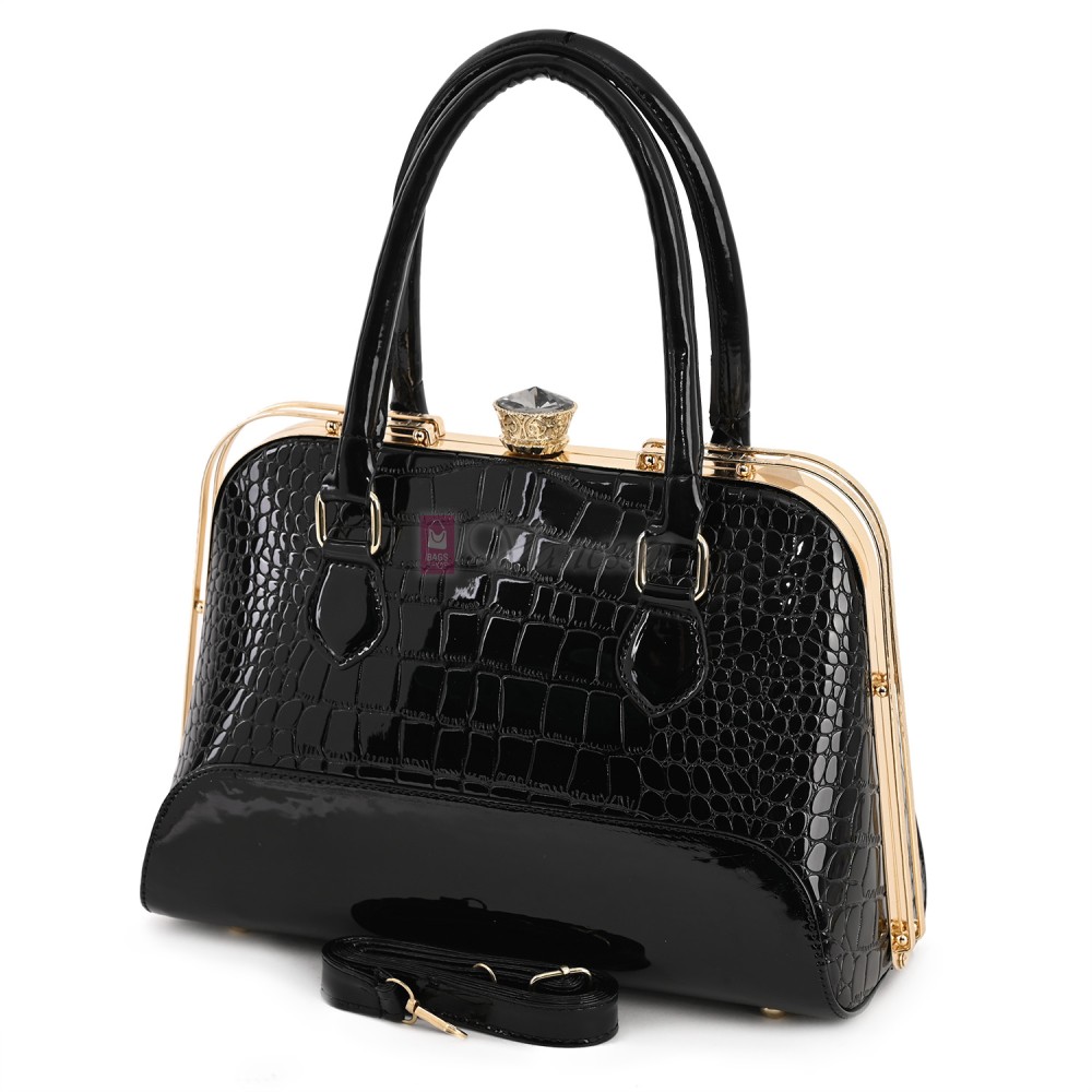 Eлегантна дамска чанта от еко кожа в черен цвят Код: 0134-3