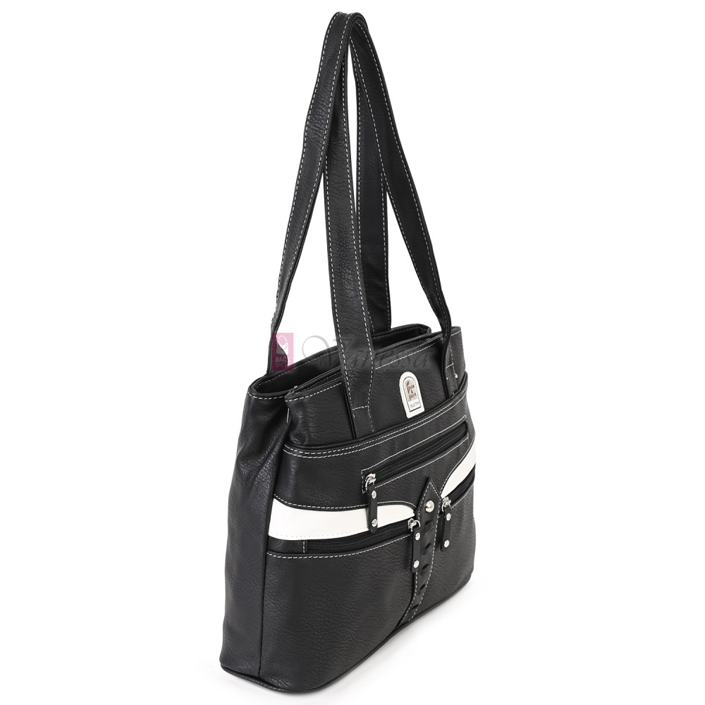 Дамска чанта от висококачествена еко кожа в черен цвят с бели джобове Код: 15162