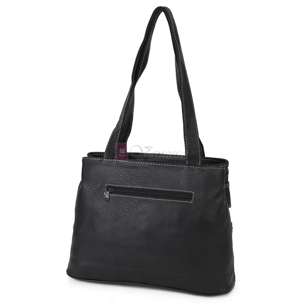 Дамска чанта от висококачествена еко кожа в черен цвят с бели джобове Код: 15162