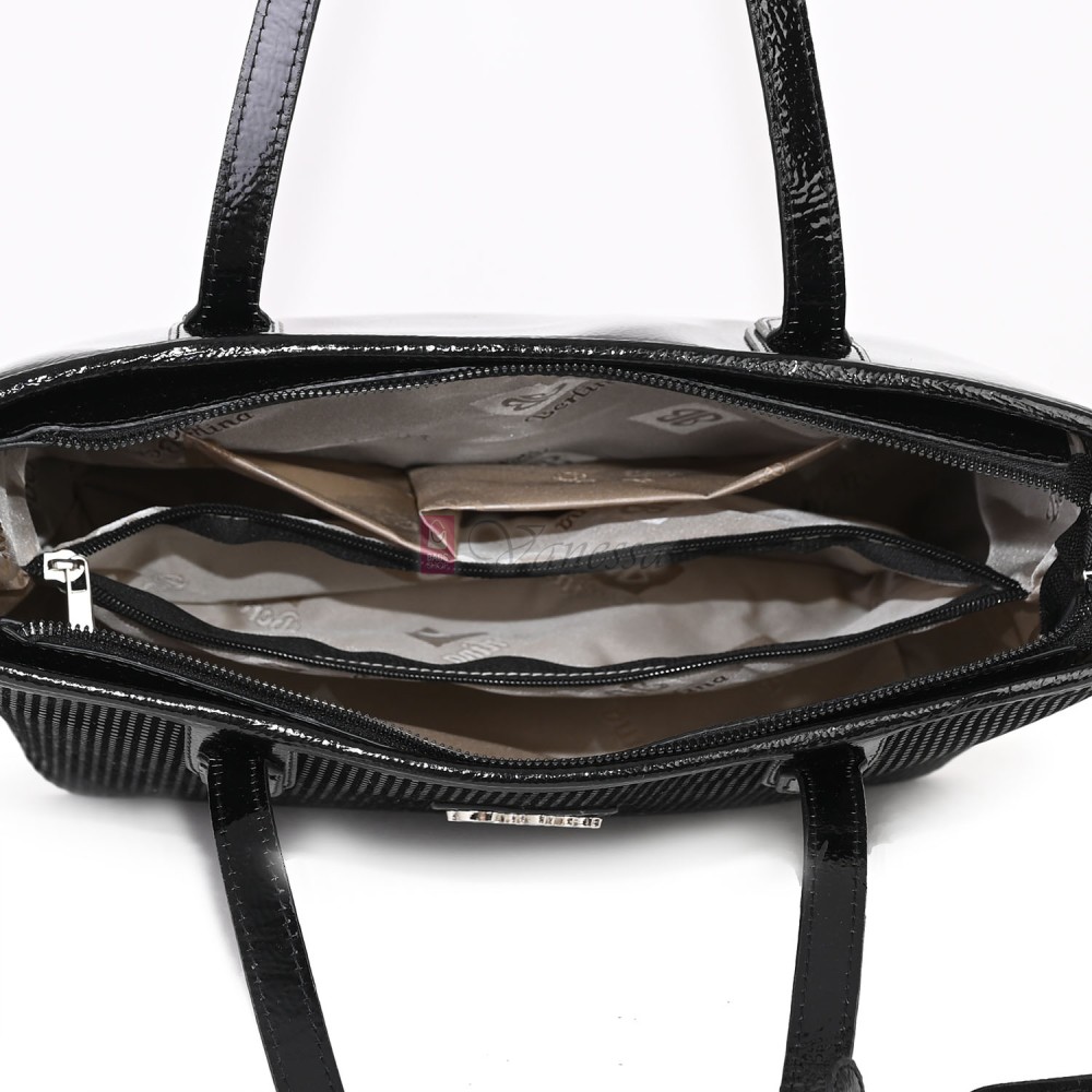  Дамска чанта от висококачествена еко кожа, в черен цвят. Код: 1549-1