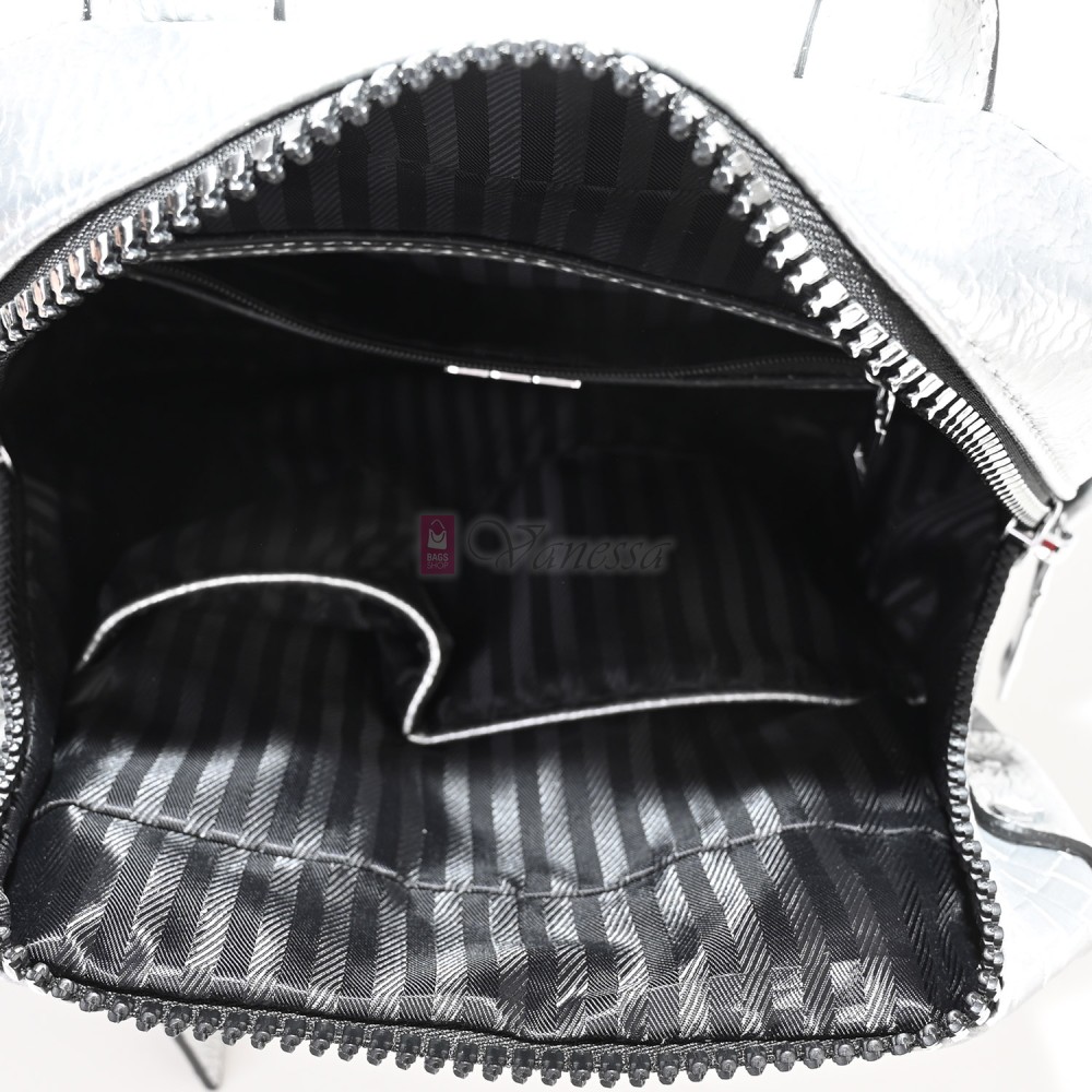  Дамска раница от висококачествена еко кожа в сребрист цвят. Код: 17695