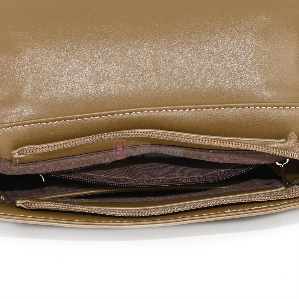 Малка дамска чанта от висококачествена еко кожа в тъмнобежов цвят. Код: CE227