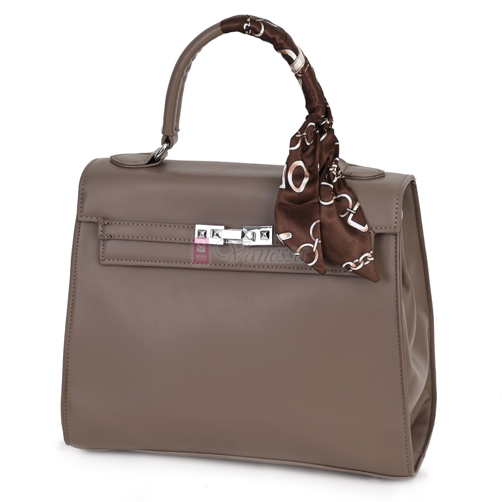  Дамска чанта от висококачествена еко кожа в тъмнобежов цвят. Код: 2886