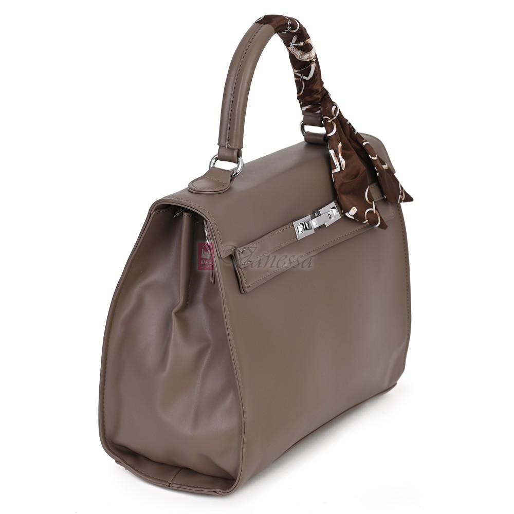  Дамска чанта от висококачествена еко кожа в тъмнобежов цвят. Код: 2886