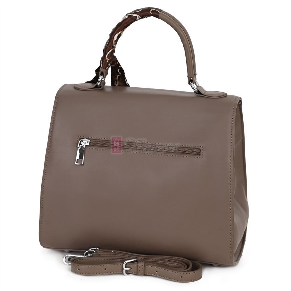  Дамска чанта от висококачествена еко кожа в тъмнобежов цвят. Код: 2886