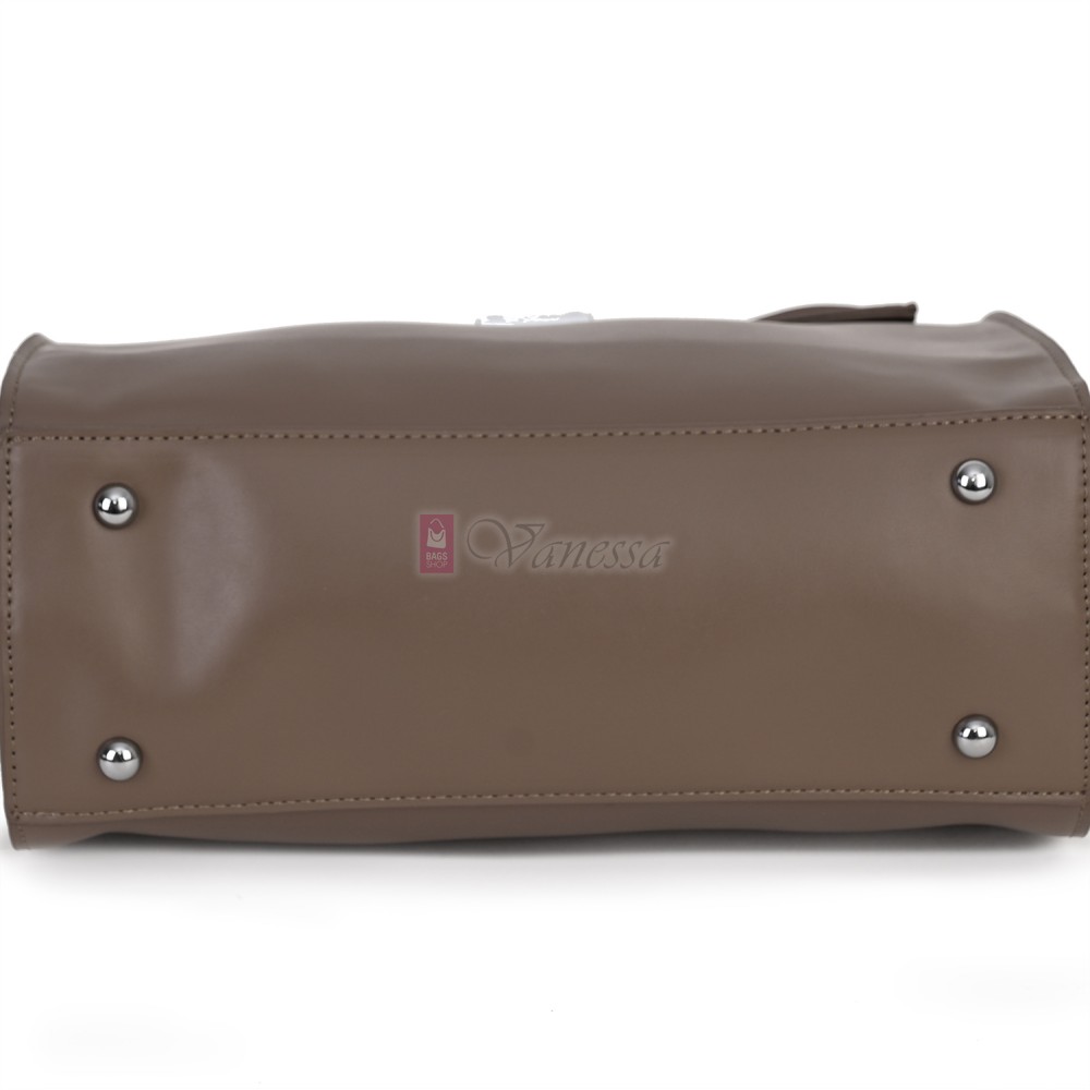  Дамска чанта от висококачествена еко кожа в тъмнобежов цвят. Код: 2886