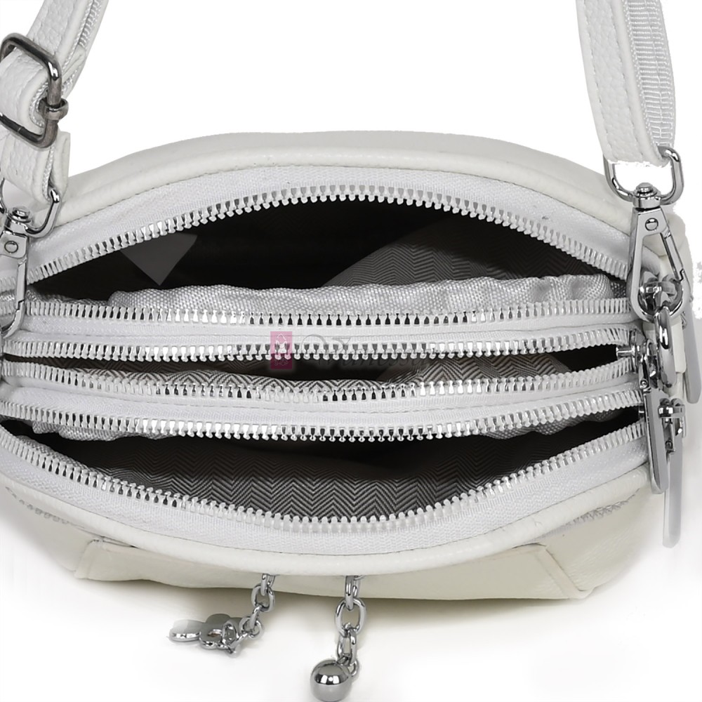 Малка дамска чанта от екологична кожа в бял цвят. Код: 318 Малка дамска чанта от екологична кожа в бял цвят. Код: 318