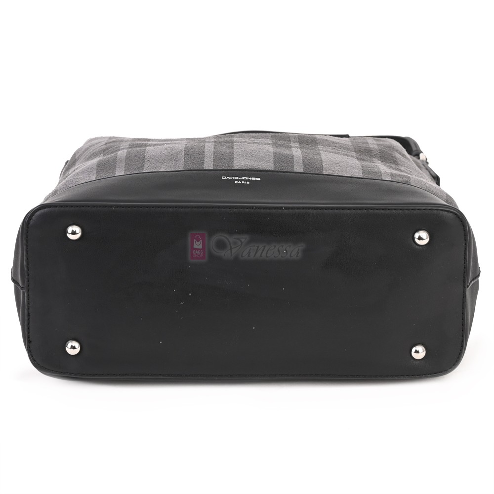 Голяма дамска чанта от велурена еко кожа, в черен цвят. Код: 4018