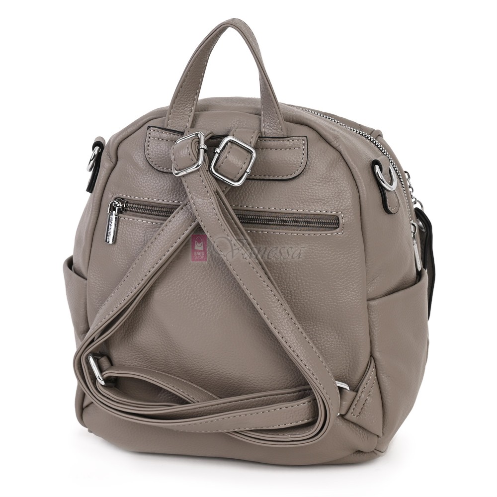 Дамска раница от висококачествена еко кожа в бежов цвят. Код: 5899  Дамска раница от висококачествена еко кожа в бежов цвят. Код: 5899