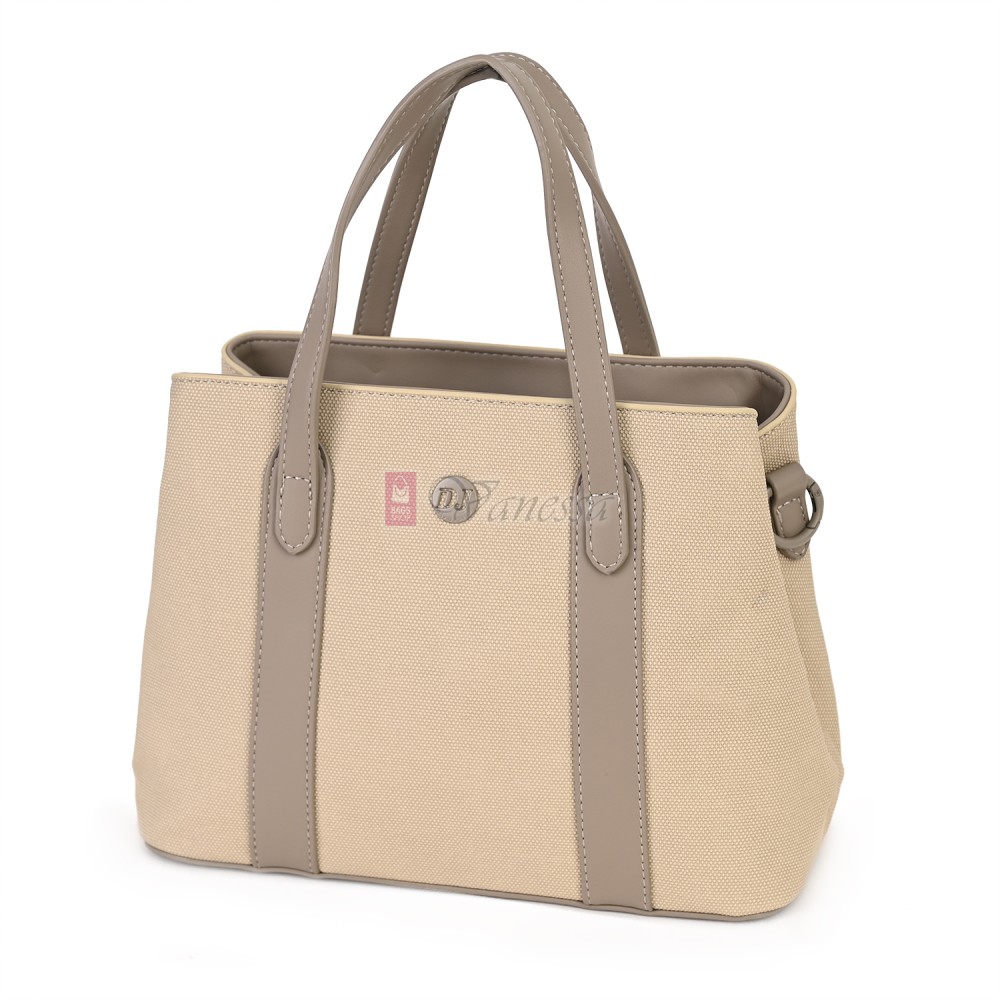  Дамска чанта от висококачествена еко кожа в бежов цвят. Код: 7638