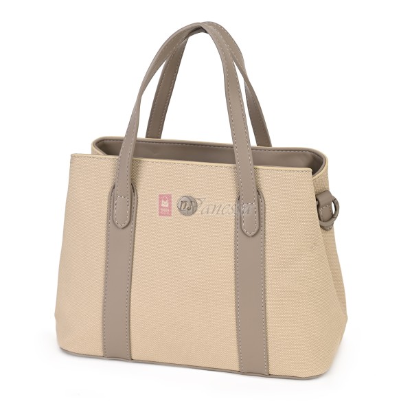  Дамска чанта от висококачествена еко кожа в бежов цвят. Код: 7638