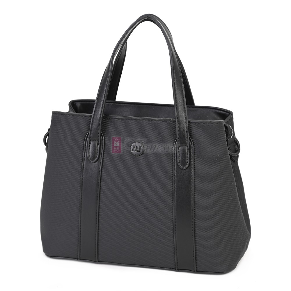  Дамска чанта от висококачествена еко кожа в черен цвят. Код: 7638