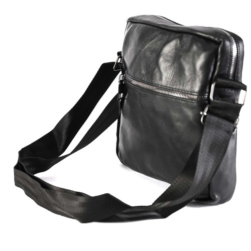 Мъжка чанта от естествена кожа в черен цвят. Код: TRP00